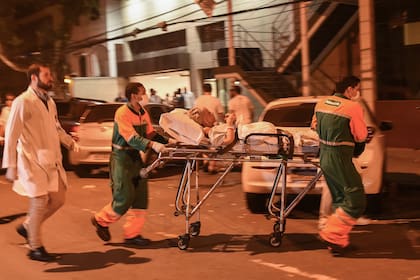 Médicos del hospital Badim de Río de Janeiro ayudan a ingresar a los pacientes al edificio
