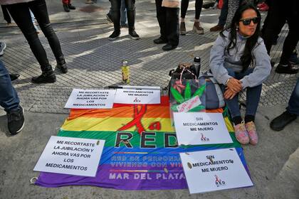 Médicos, enfermeros y empleados de sanidad se manifestaron ayer frente al Ministerio de Salud para rechazar la fusión del Ministerio de Salud y de Desarrollo Social