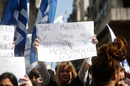 Médicos, enfermeros y empleados de sanidad se manifestaron ayer frente al Ministerio de Salud para rechazar la fusión del Ministerio de Salud y de Desarrollo Social