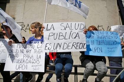 Médicos, enfermeros y empleados de sanidad se manifestaron ayer frente al Ministerio de Salud para rechazar la fusión del Ministerio de Salud y de Desarrollo Social