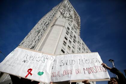 Médicos, enfermeros y empleados de sanidad se manifestaron ayer frente al Ministerio de Salud para rechazar la fusión del Ministerio de Salud y de Desarrollo Social