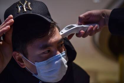 Médicos examinan a la gente en la ciudad de Wuhan