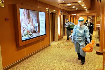 Médicos japoneses trabajan a bordo del crucero Diamond Princess