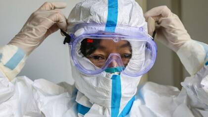 Médicos y científicos lucharon para contener la pandemia en Wuhan.