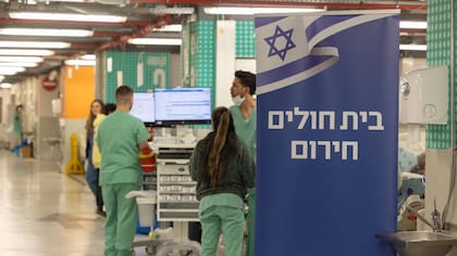 Médicos y enfermeros monitorean pacientes en uno de los niveles bajo tierra del Ichilov, donde el centro de salud reorganizó su funcionamiento tras los ataques iraníes sobre Israel