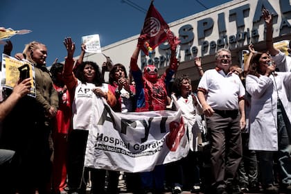 Médicos y familiares protestan en la puerta del Hospital Garrahan