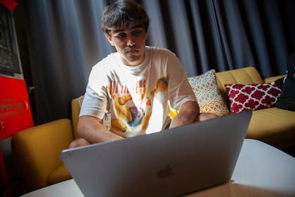 Médicos y psicólogos resaltan la importancia del acompañamiento adulto frente al uso creciente de chatbots entre jóvenes