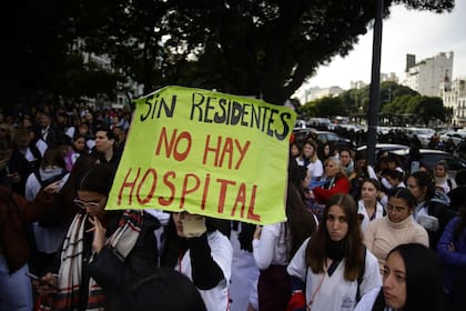 Médicos y residentes del hospital Garrahan, y otras instituciones médicas, se manifestaron frente al Ministerio de Capital Humano en defensa del aumento salarial y presupuesto