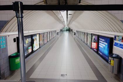 Los pasillos de las estaciones de trenes estuvieron cerrados y vacíos