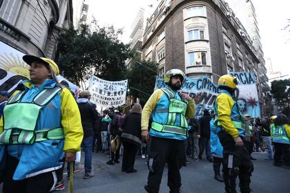 Medida presencia policial en la intersección de Uruguay y Juncal, tras los enfrentamientos del último sábado