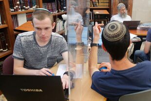 Medidas de separación en una biblioteca de Tel Aviv