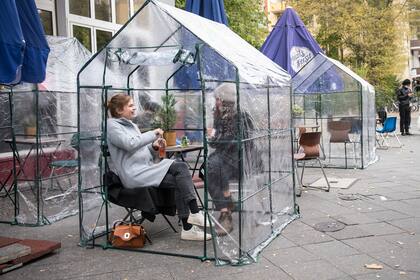 Medidas para la protección del coronavirus en un café de Berlín