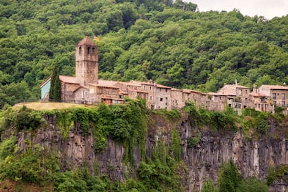 Las casas se alinean sobre el borde del acantilado basáltico, a unos 50 metros de altura sobre el valle