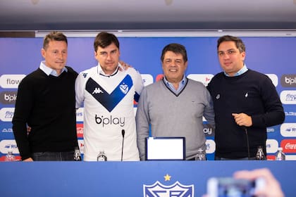 Medina, flanqueado por Bassedas, director general del fútbol de Vélez, y el presidente Rapisarda