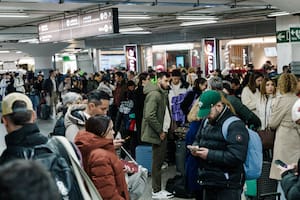 Colapso de trenes en Barcelona: caos, protestas y otro dolor de cabeza para Pedro Sánchez después de la tragedia