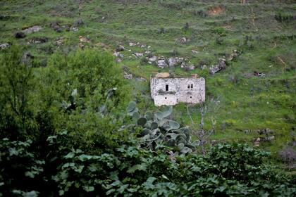 Vista de una casa en Lifta, un pueblo árabe-palestino en ruinas. Sus habitantes fueron obligados a abandonar sus hogares durante el conflicto que acompañó el fin del dominio británico