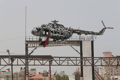 El helicóptero averiado del expresidente de Palestina Yasser Arafat. Sin su rotor principal, ahora se encuentra en exhibición en la ciudad de Gaza