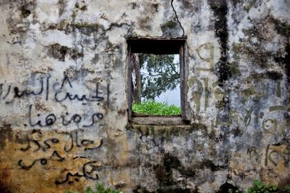 "El ejército sirio pasó por aquí", el graffitti árabe escrito en el muro de una estructura de avanzada 