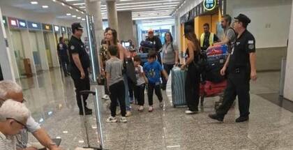 Medios locales compartieron imágenes de Antonela Roccuzzo con sus hijos y varios familiares en el aeropuerto