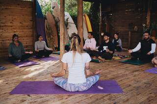 La nueva tendencia que combina yoga y surf