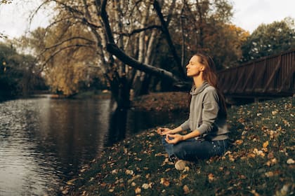 Meditación: los elementos comunes de la mayoría de los tipos de esta práctica incluyen: un espacio con distracciones mínimas, una posición cómoda específica, un foco particular de atención y una actitud abierta