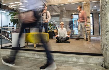 Meditar reduce las distracciones y refina la percepción sensorial