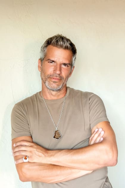 “Medito. Aprendí mucho de Rumba, mi perra, acerca del amor incondicional. También escucho a algún Lama, estoy leyendo El libro tibetano de la vida y la muerte, hago registros akáshicos y me interesa la energía de las piedras", detalla Patricio.