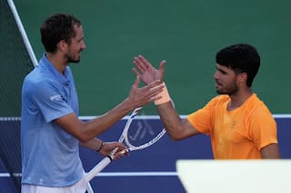 Medvedev le propina a Alcaraz su primera derrota del año y va a la final de Indian Wells ante Sinner