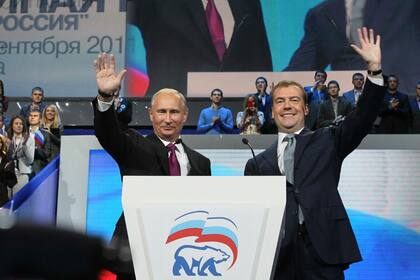 Medvedev y Putin, saludan a una multitud partidaria en Moscú en 2020