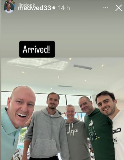 Medvedev y su equipo, tras la travesa que realiz el ruso para salir de Dubai en medio del conflicto blico, celebr llegar a Estados Unidos