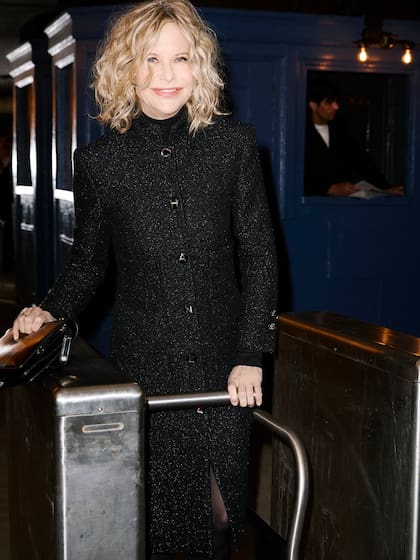 Meg Ryan optó por un abrigo vestido-abrigo, con las letras de Chanel en los botones
