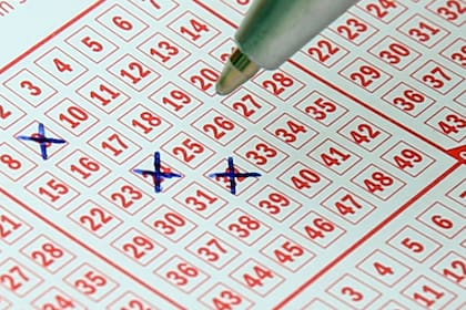 Para jugar a la popular lotería de EE.UU. se deben de elegir seis números, cinco bolas blancas y una dorada