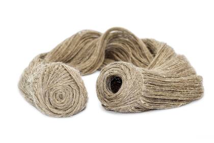 Megabroche hecho en un hilado natural de lino tejido a mano 