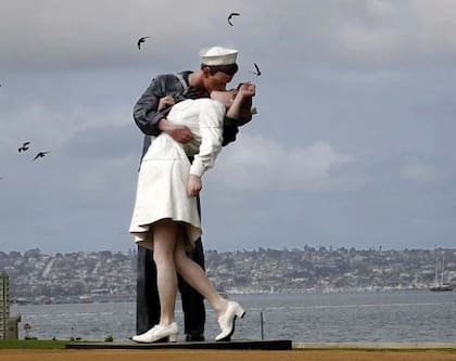 Megaescultura de la icónica foto tomada por Alfred Eisenstaedt.