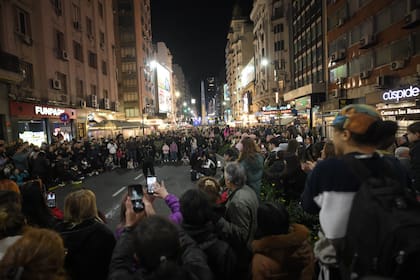 Megafiesta sobre la avenida Corrientes para celebrar los 90 años del Obelisco