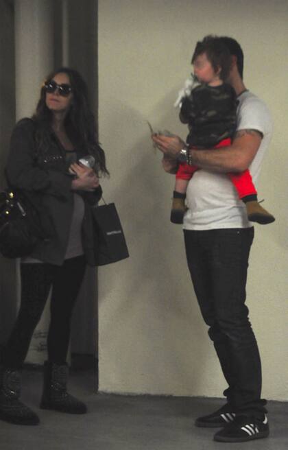 Megan Fox, con pancita, junto con su esposo Brian Austin Green, y su hijo Noah