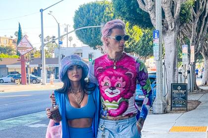 Megan Fox y Machine Gun Kelly disfrutan de una cita de día y con colores estridentes