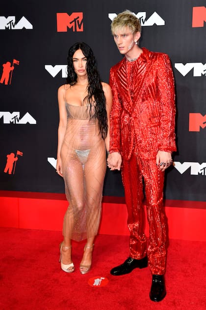 Megan Fox y Machine Gun Kelly llegaron juntos; mientras él optó por un traje rojo con brillos, ella se inclinó por las transparencias, con este modelo de Mugler