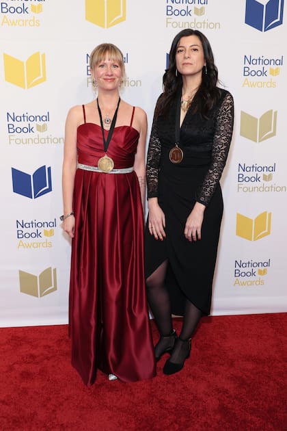 Megan McDowell y Samanta Schweblin, ganadoras en los 73° National Book Awards por el libro "Siete casas vacías"