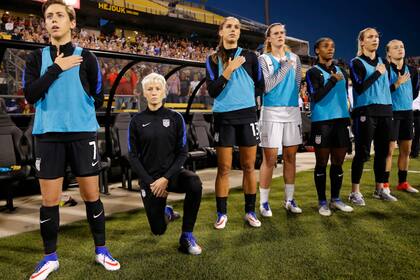 Megan Rapinoe, arrodillada, en señal de protesta