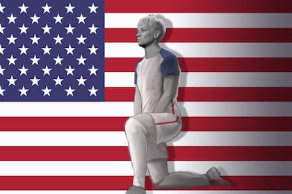 Megan Rapinoe, figura de la selección femenina de Estados Unidos, en el momento en que se arrodilló mientras sonaba el himno de su país, en solidaridad con el jugador de fútbol americano Colin Kaepernick
