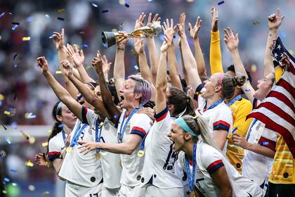 Megan Rapinoe y sus compañeras de equipo levantan el trofeo de campeonas del mundo en la Copa del Mundo 2019, su segundo Mundial con Estados Unidos