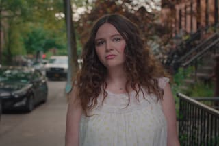 La comedia romántica de Lena Dunham que funciona como antídoto de Emily In Paris