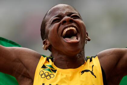 Megan Tapper, de Jamaica, reacciona después de la final femenina de 100 metros con vallas, donde ganó la medalla de bronce