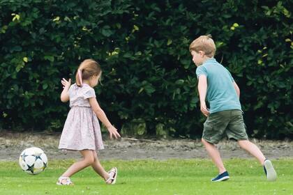 Como los chicos de su edad, los príncipes George y Charlotte se pasaron el día jugando muy cerca de su madre, Kate, y de su hermano menor, Louis
