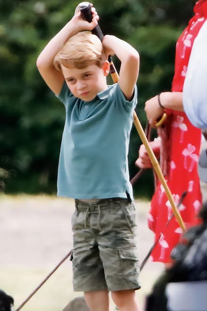 El príncipe George, que el lunes 22 cumplirá 5 años, jugó, además, con los tacos de polo de su padre. Algún día, seguramente practicará el deporte de los príncipes