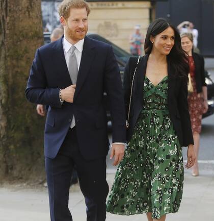 Meghan Markle optó por un vestido floral con blaizer y sandalias para asistir a la recepción de los Juegos Invictus con el Príncipe Harry.