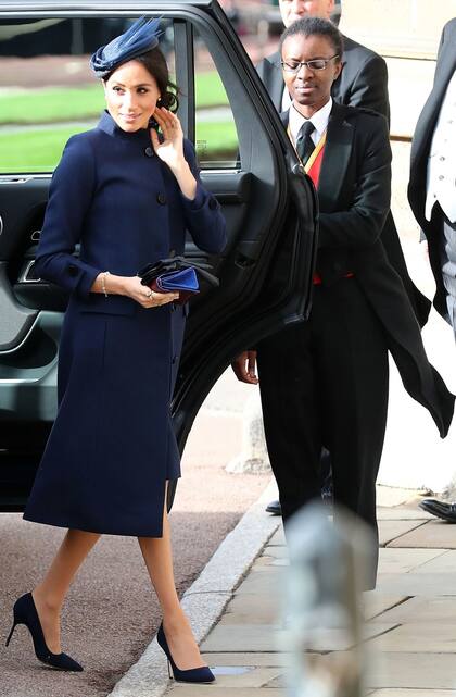 Casada con el príncipe Harry desde hace casi cinco meses, Meghan optó por un tapado con abotonadura frontal y un vestido del mismo largo de la firma que dirige Clare Waight Keller. Los acompañó con un tocado de Noel Stewart y stilettos de Manolo Blahnik.