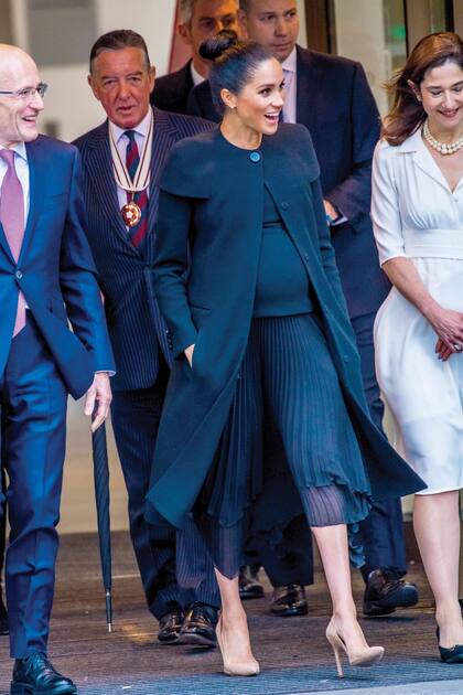 Con vestido de falda plisada e irregular y tapado sin cuello, ambos de Givenchy, combinados con stilettos de vértigo, Meghan fue a la Association of Commonwealth Universities, de la que es patrona, a fines de enero.