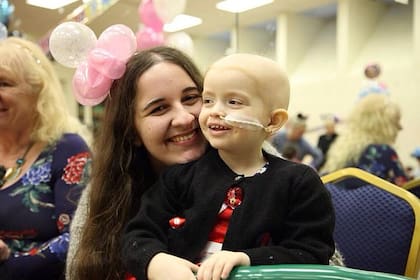 Meghan Bhari junto a una niña "apadrinada" por su fundación (Daily Mail)